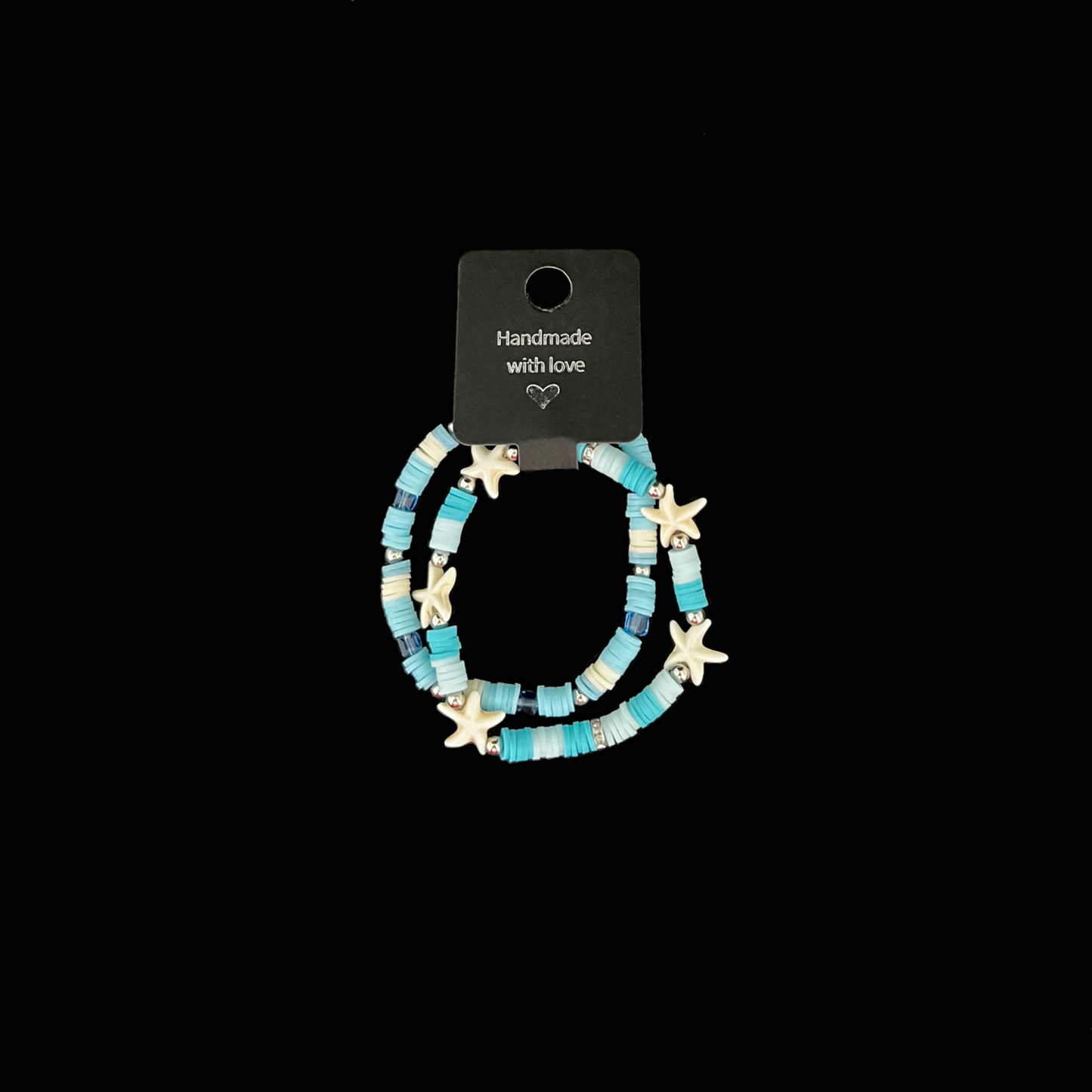 Ta med dig känslan av sommar, hav och strand vart du än går med dessa handgjorda armband i blå toner och söta sjöstjärnor. De mjuka nyanserna av turkos och blått blandas med pärlemorskimrande stjärnor som för tankarna till saltstänkta vågor och solvarma klippor. Perfekta att bära tillsammans för en härlig boho-look eller var för sig för en mer diskret men lekfull still.