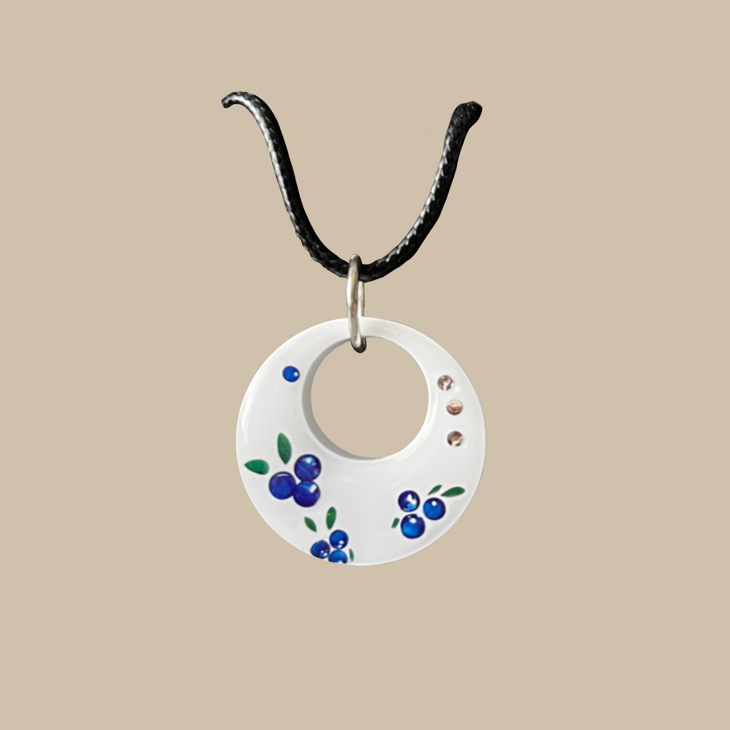 Unikt handgjort halsband med blå och gröna detaljer inspirerade av natur och blåbär. Ett lekfullt och stilrent smycke i ett enda exemplar.