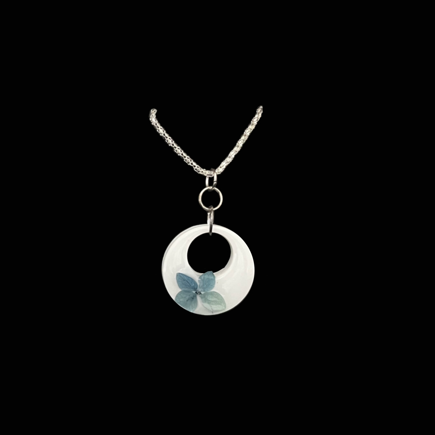 Blått handgjort halsband med blomma i resin. Unikt och stilrent smycke som symboliserar lugn och harmoni.