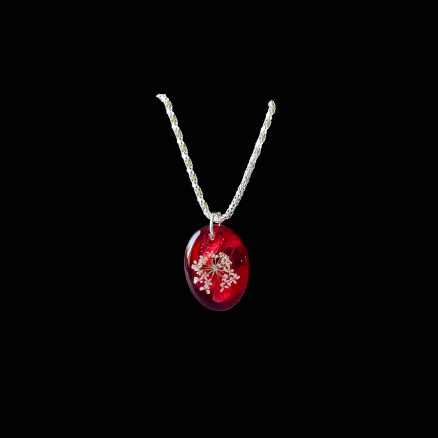 Handgjort halsband med blomma i resin. Stilrent smycke i röd ton – unikt och tidlöst för både vardag och fest.