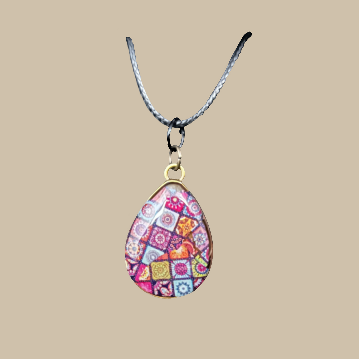 Unikt handgjort halsband med färgstarkt mosaikmönster och droppformad design. Ett bohemiskt smycke med konstnärlig och lekfull känsla.
