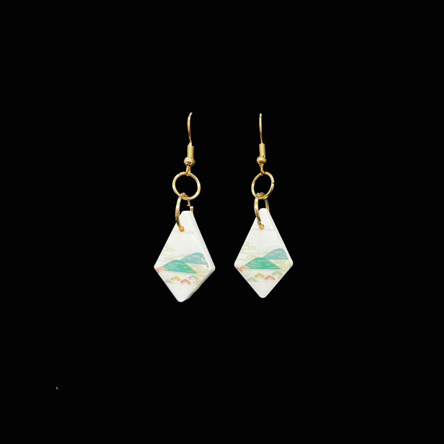 Handgjorda örhängen i resin med landskapsmönster. Unik design i grönt och guld – stilrena och eleganta smycken från Louise.