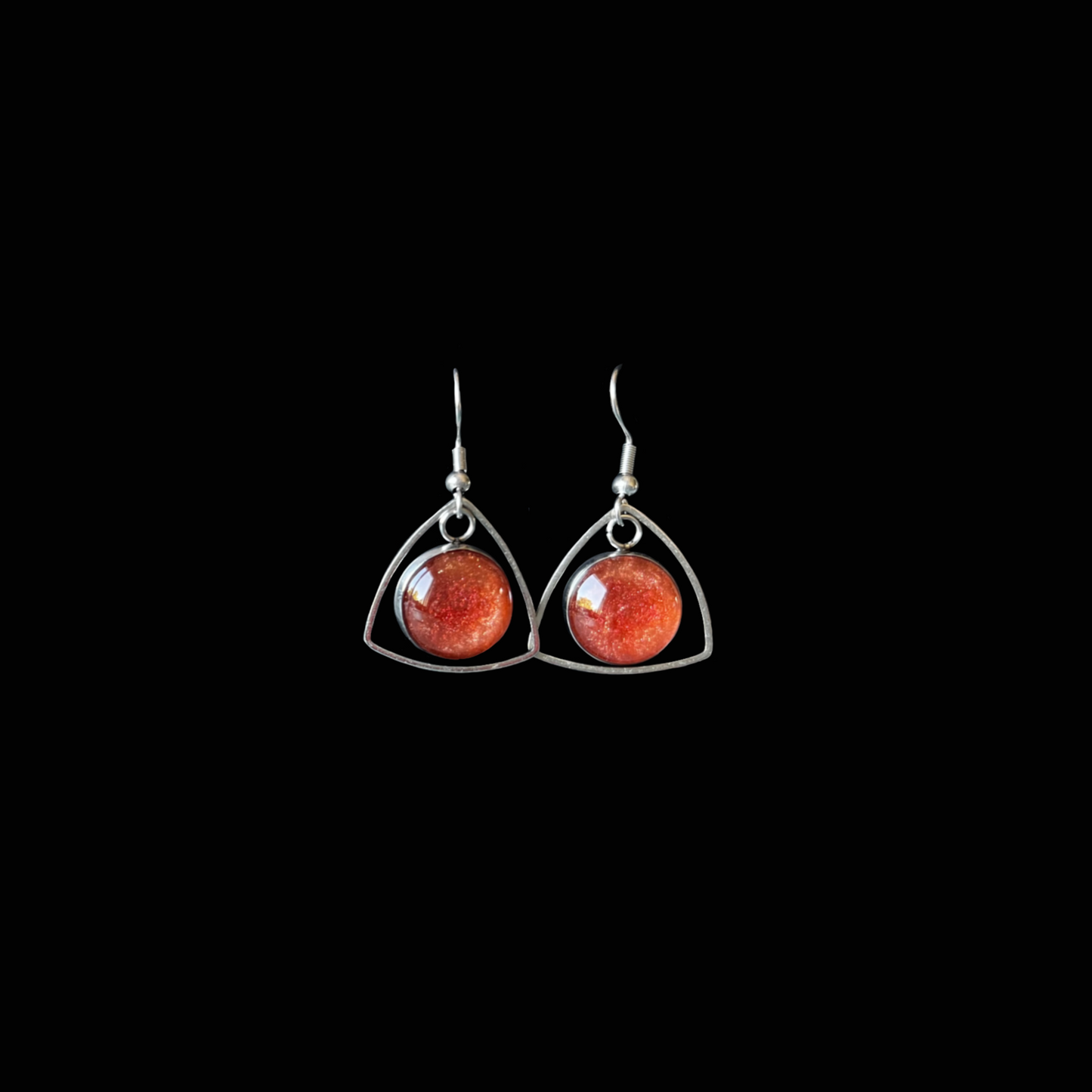 Elegant örhänge i röd ton med glödande lyster. Handgjorda smycken som kombinerar värme och tidlös design. Perfekt som present eller för att ge din stil en vacker glimt av rött/orangt