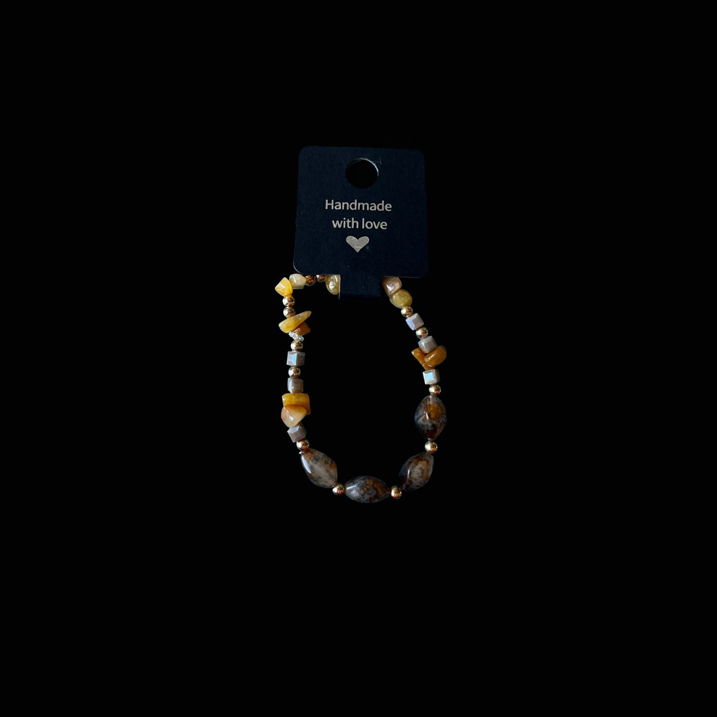 Golden Earth – handgjort armband i natursten från kollektionen Botanica – naturens poesi. Ett unikt exemplar med gyllene och jordnära toner, inspirerat av solens varma ljus.