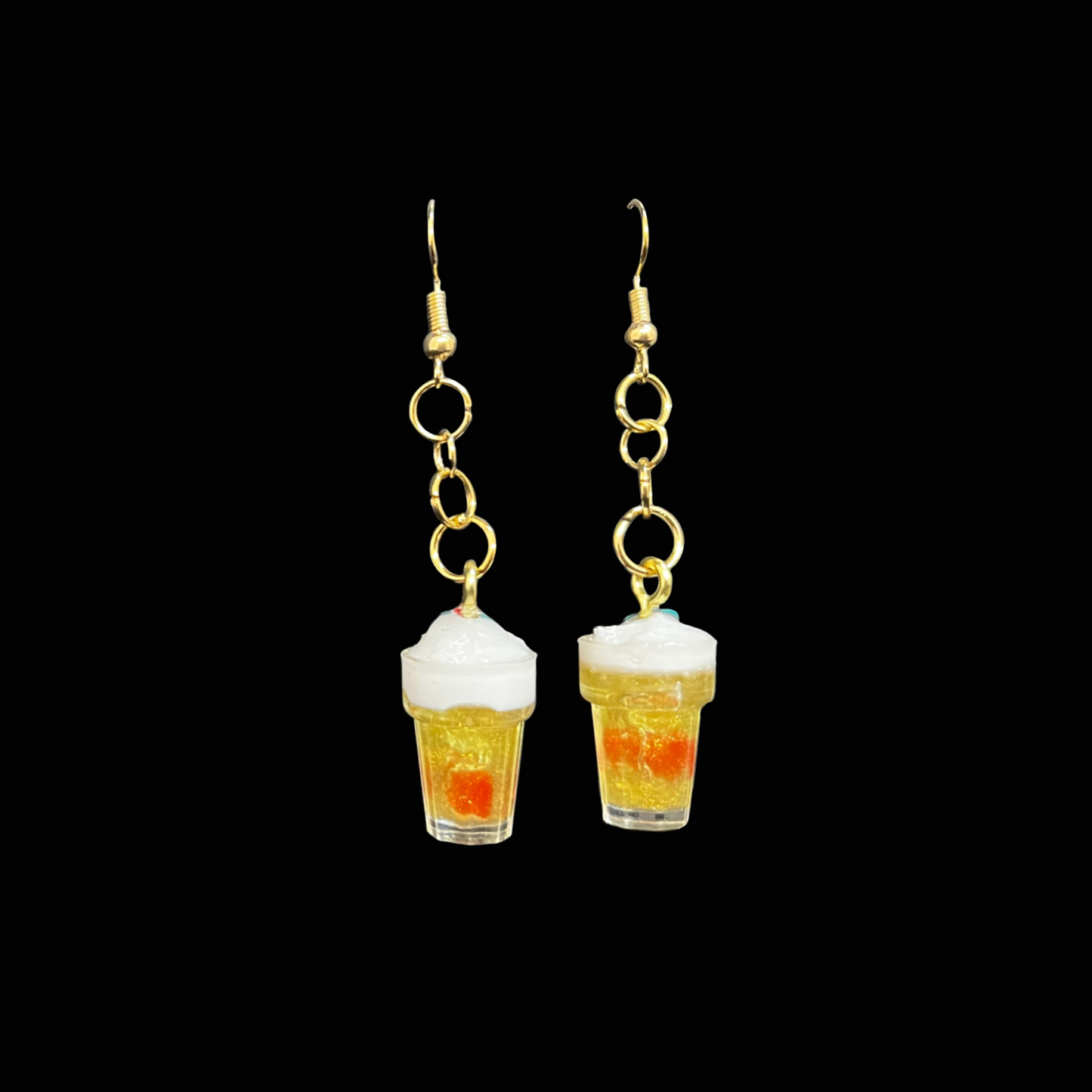 Roliga örhängen ölglas – handgjorda smycken för fest, after work och vardag med humor. Unika accessoarer som sprider glädje.