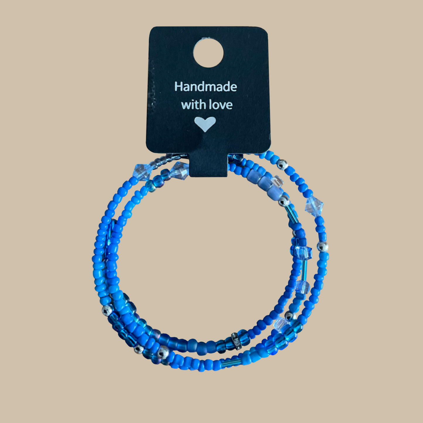Unikt handgjort armband i blå nyanser och glittrande pärlor. Inspirerat av hav, sommar och ljusa dagar.