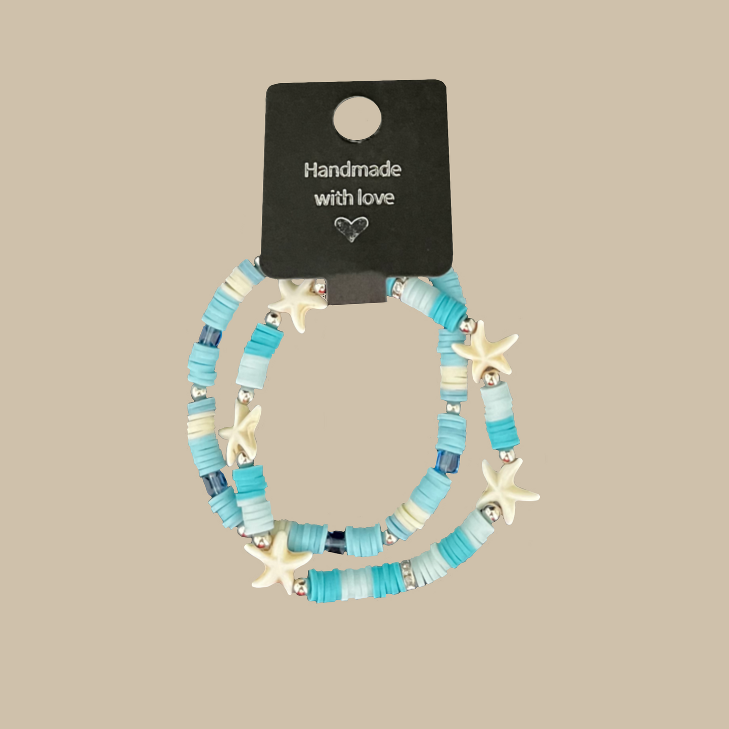 Ta med dig känslan av sommar, hav och strand vart du än går med dessa handgjorda armband i blå toner och söta sjöstjärnor. De mjuka nyanserna av turkos och blått blandas med pärlemorskimrande stjärnor som för tankarna till saltstänkta vågor och solvarma klippor.