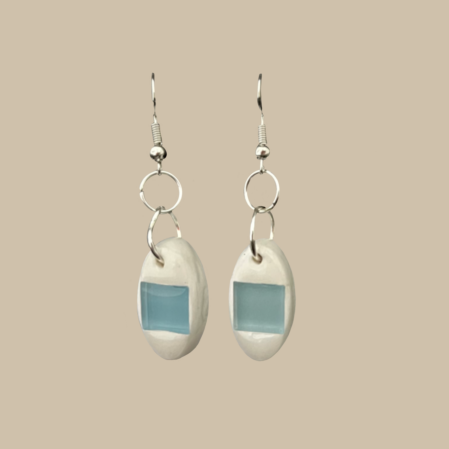 Handgjorda örhängen i vit och ljusblå design med minimalistisk känsla. Perfekta för en stilren och modern look.