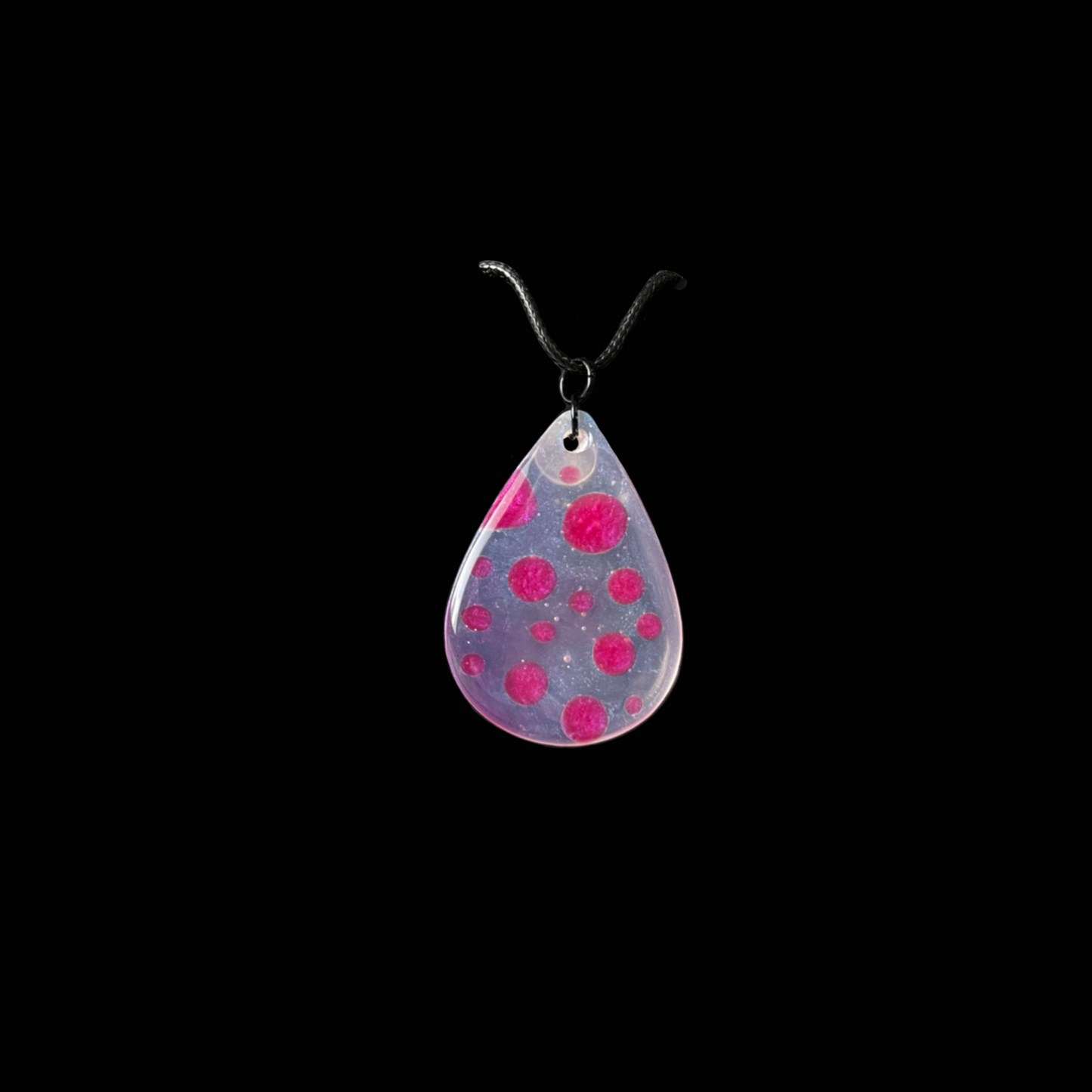 Unikt och lekfullt handgjort halsband. Klar bas med rosa prickar