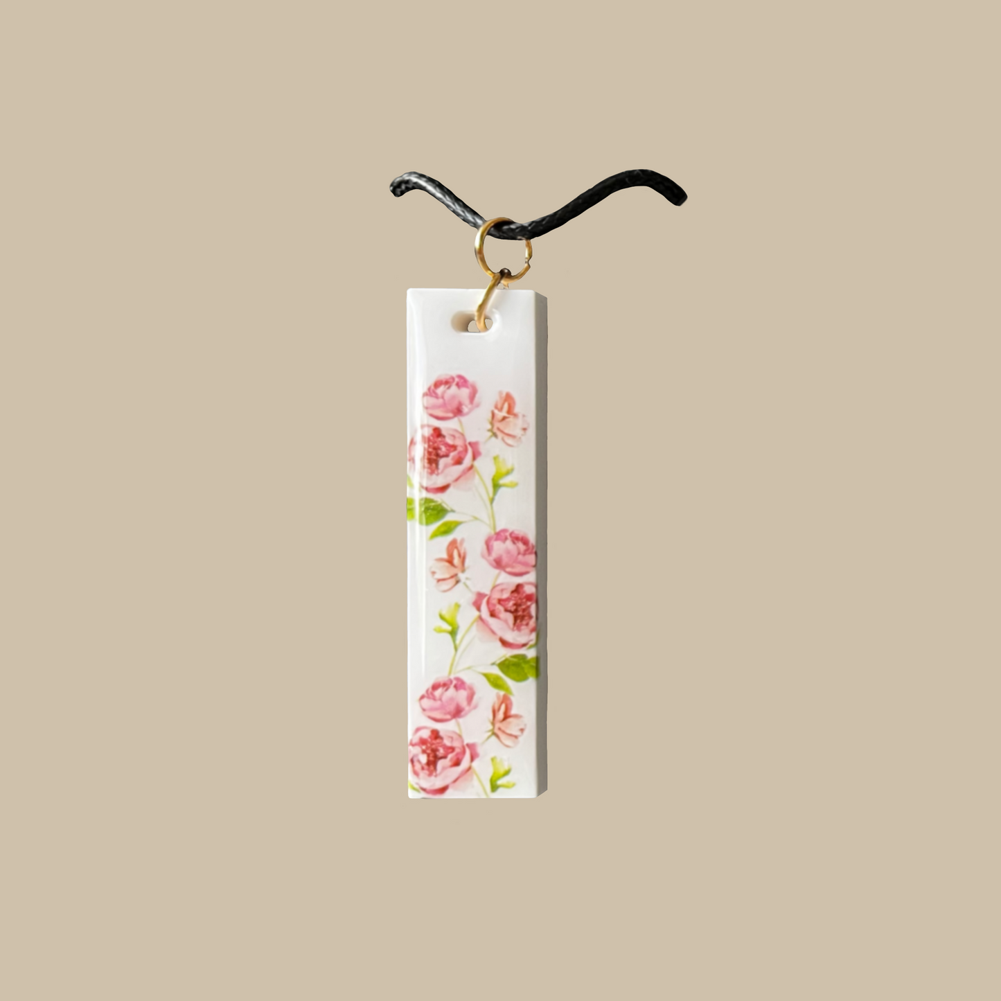 Unikt handgjort halsband med rosa blommotiv och elegant avlång form. Ett romantiskt smycke med mjuk och feminin känsla.