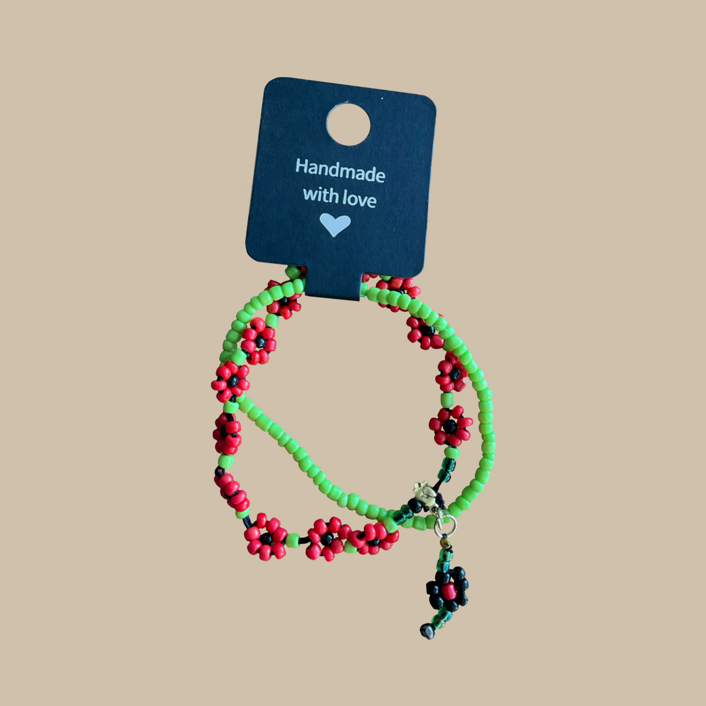 Handgjort grönt armband med blommor. Ett unikt och färgstarkt smycke inspirerat av naturen.