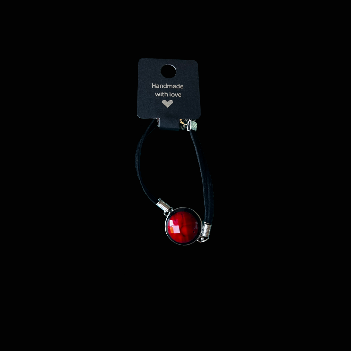 Scarlet – ett handgjort armband från kollektionen Aurea – tidlös elegans. Glödande röd kristall i elegant design. Ett smycke som utstrålar värme, kraft och stil.
