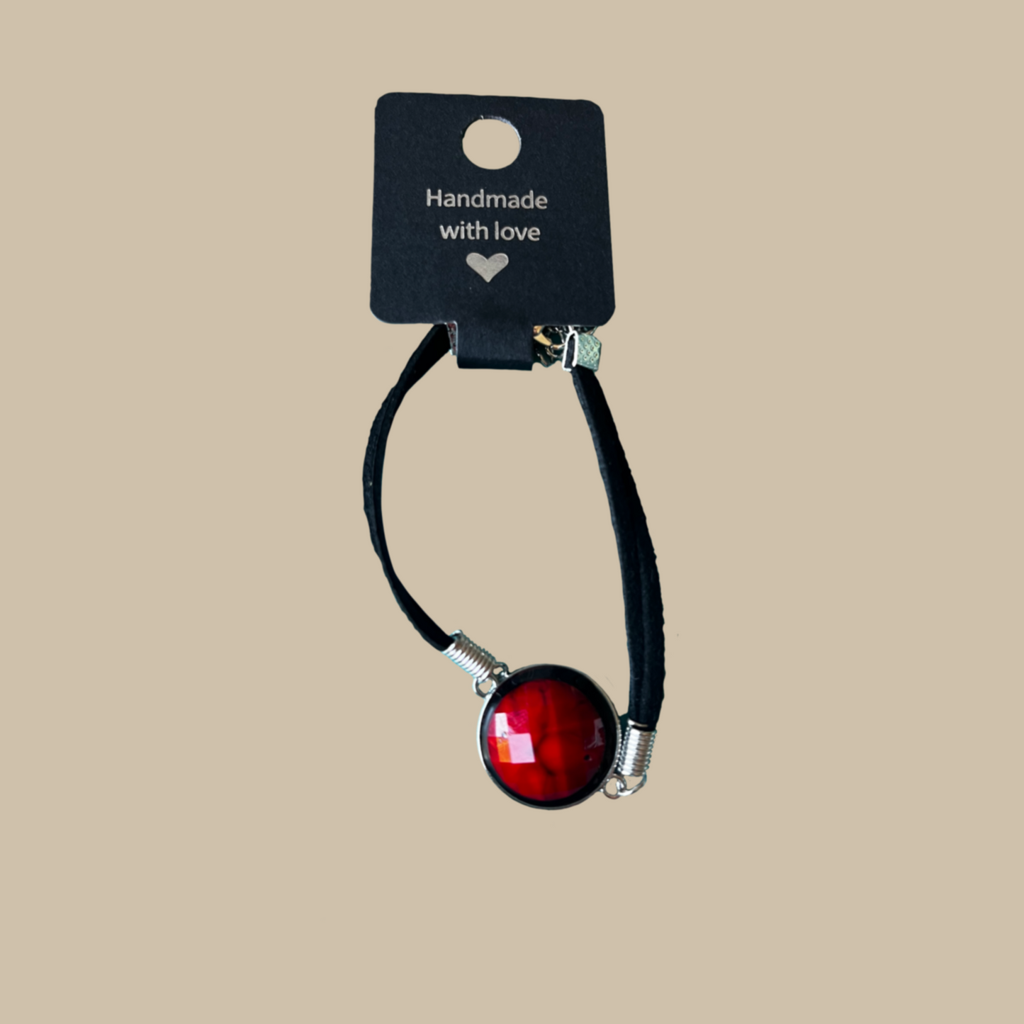 Scarlet – ett handgjort armband från kollektionen Aurea – tidlös elegans. Glödande röd kristall i elegant design. Ett smycke som utstrålar värme, kraft och stil.
