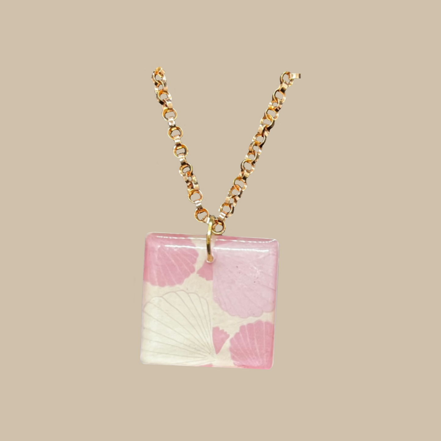 Snäckan är ett handgjort halsband i med rosa och vita toner inspirerade av snäckskal och hav. Ett elegant och unikt smycke från kollektionen Voyager.