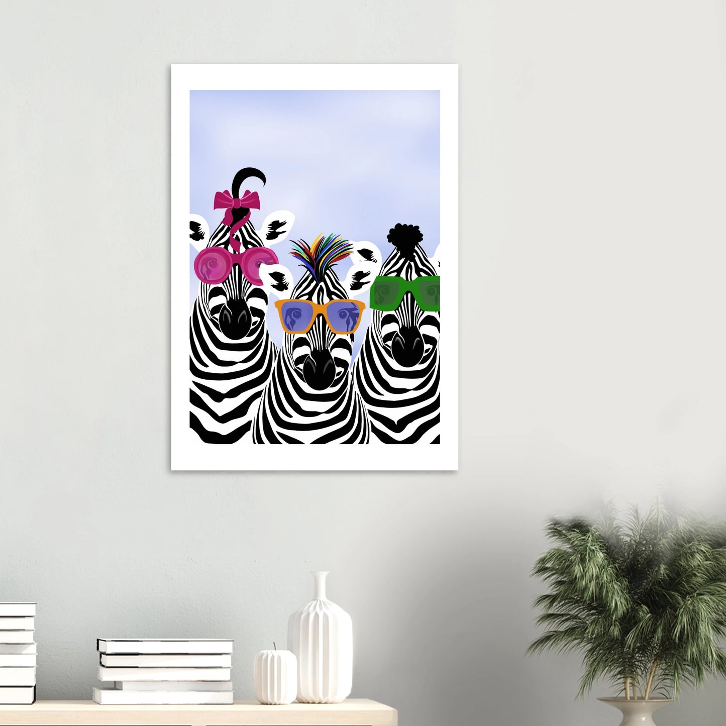 Lekfullt zebraprint med grafiska linjer och färgstarka detaljer. Ett modernt konstprint som skapar energi och personlighet i hemmet.