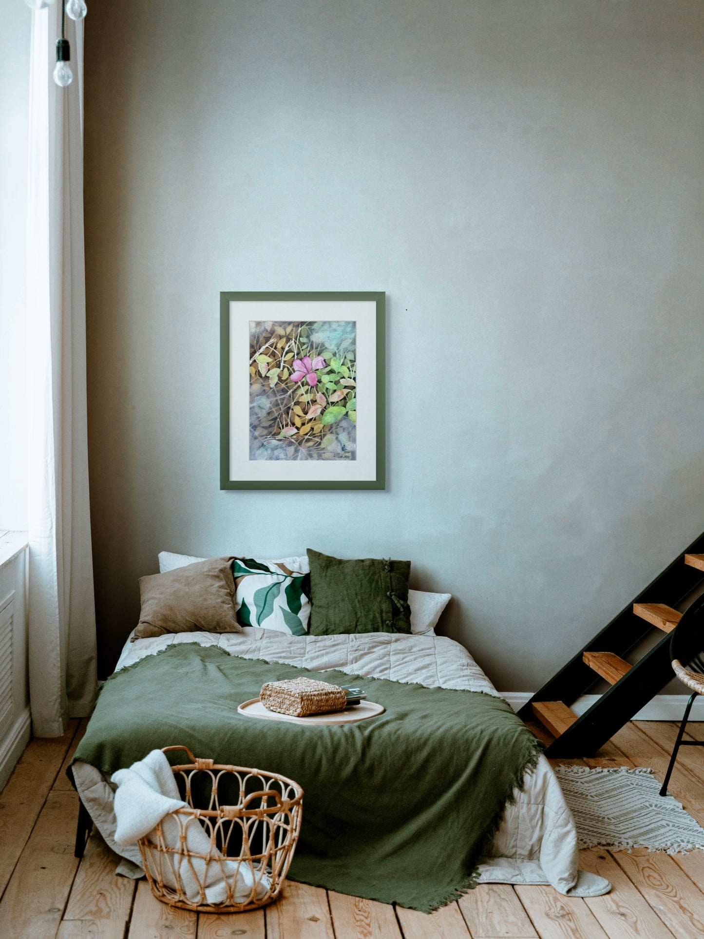 Akvarellmålning med naturmotiv. En ensam blomma i skogens ljus, handmålad i mjuka nyanser. Originalverk i kollektionen Skog – natur och stillhet i akvarell.