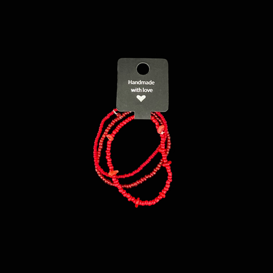 Låt din stil brinna av energi med dessa handgjorda armband i klarrött. De små glaspärlorna blandas med inslag av oregelbundna stenar som ger en livfull och unik känsla. Perfekt för dig som vill bära något färgstarkt som både sticker ut och kompletterar din outfit. Bär dem tillsammans för en kraftfull look eller var för sig för en elegant touch.