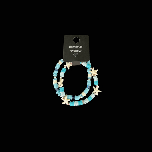 Ta med dig känslan av sommar, hav och strand vart du än går med dessa handgjorda armband i blå toner och söta sjöstjärnor. De mjuka nyanserna av turkos och blått blandas med pärlemorskimrande stjärnor som för tankarna till saltstänkta vågor och solvarma klippor. Perfekta att bära tillsammans för en härlig boho-look eller var för sig för en mer diskret men lekfull still.