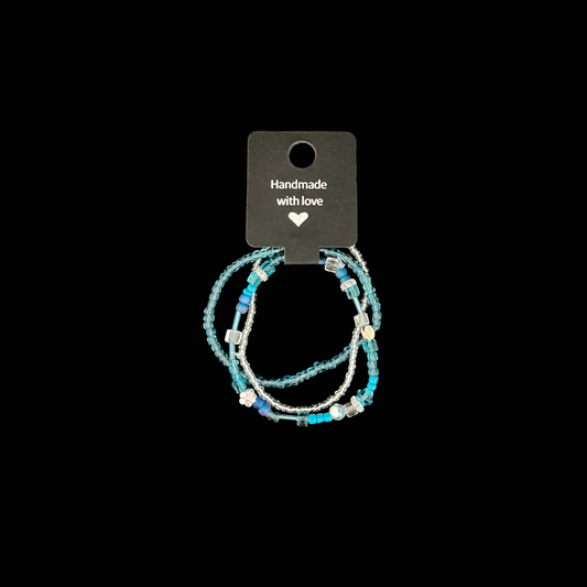 nspirerade av havetsdjup och glimrande vågor är dessa armband perfekta för dig som älskar blåa nyanser. Med små glaspärlor i olika toner av blått och silver skapar de en lätt och elegant känsla- lika fina till vardags som till fest. Bär alla tre tillsammans för en fylligare look eller var för sig för en mer diskret stil.