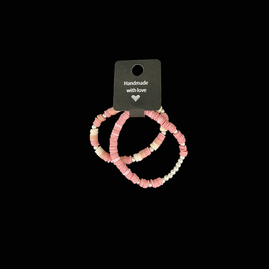 Handgjorda armband i rosa toner - 2pack. Ett vacker set i mjuka rosa nyanser och vita pärldetaljer.