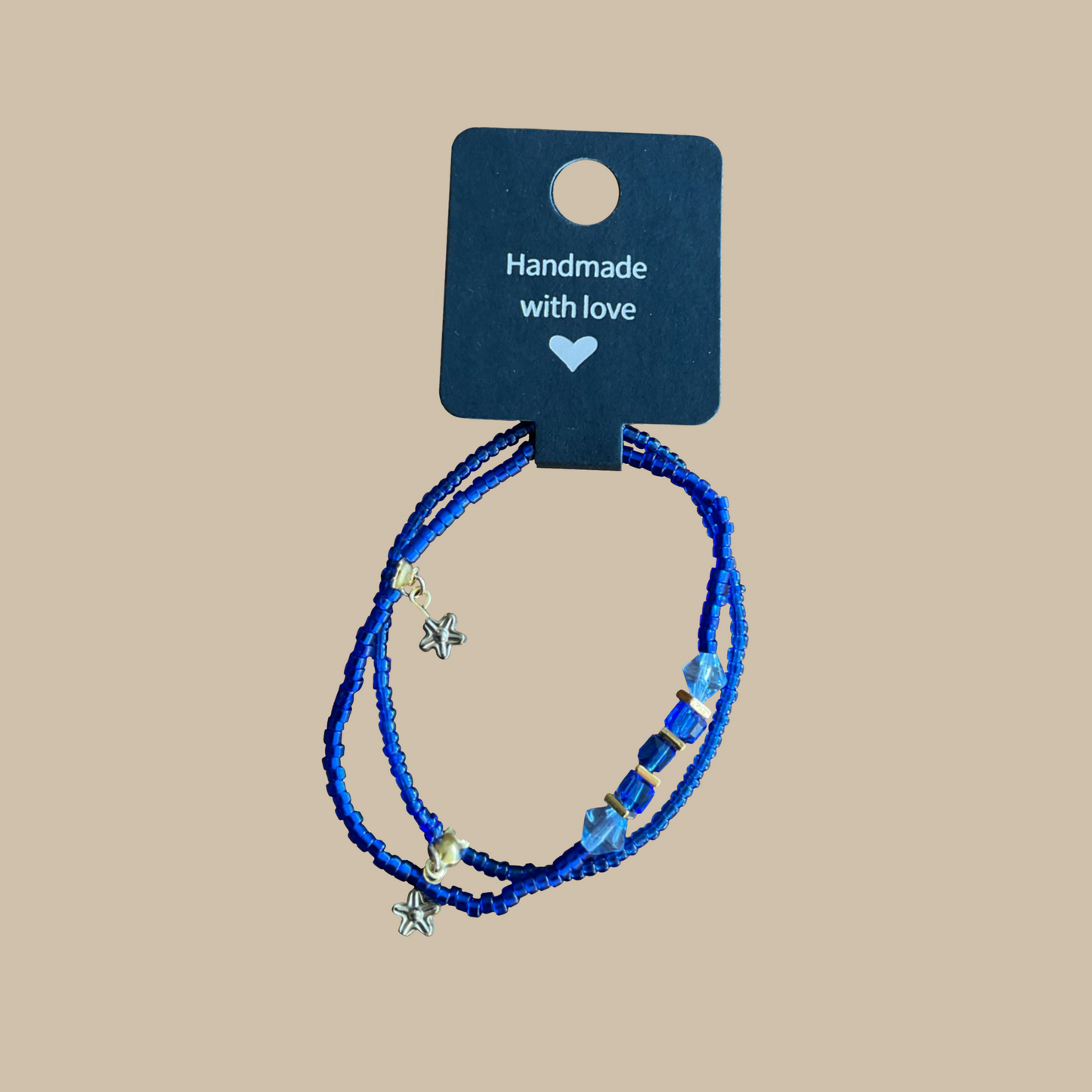 Unikt handgjort armbandset i blå toner med stjärndetaljer och gnistrande pärlor. Endast ett exemplar finns.