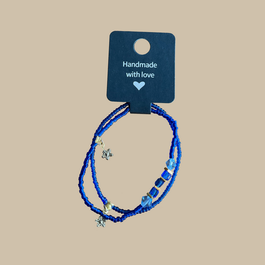 Unikt handgjort armbandset i blå toner med stjärndetaljer och gnistrande pärlor. Endast ett exemplar finns.