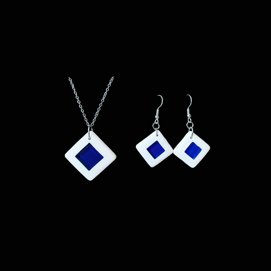 Ett elegant smyckeset (halsband och örhängen) i vitt och djupblått, där rena geometriska former möter modern minimalism. 