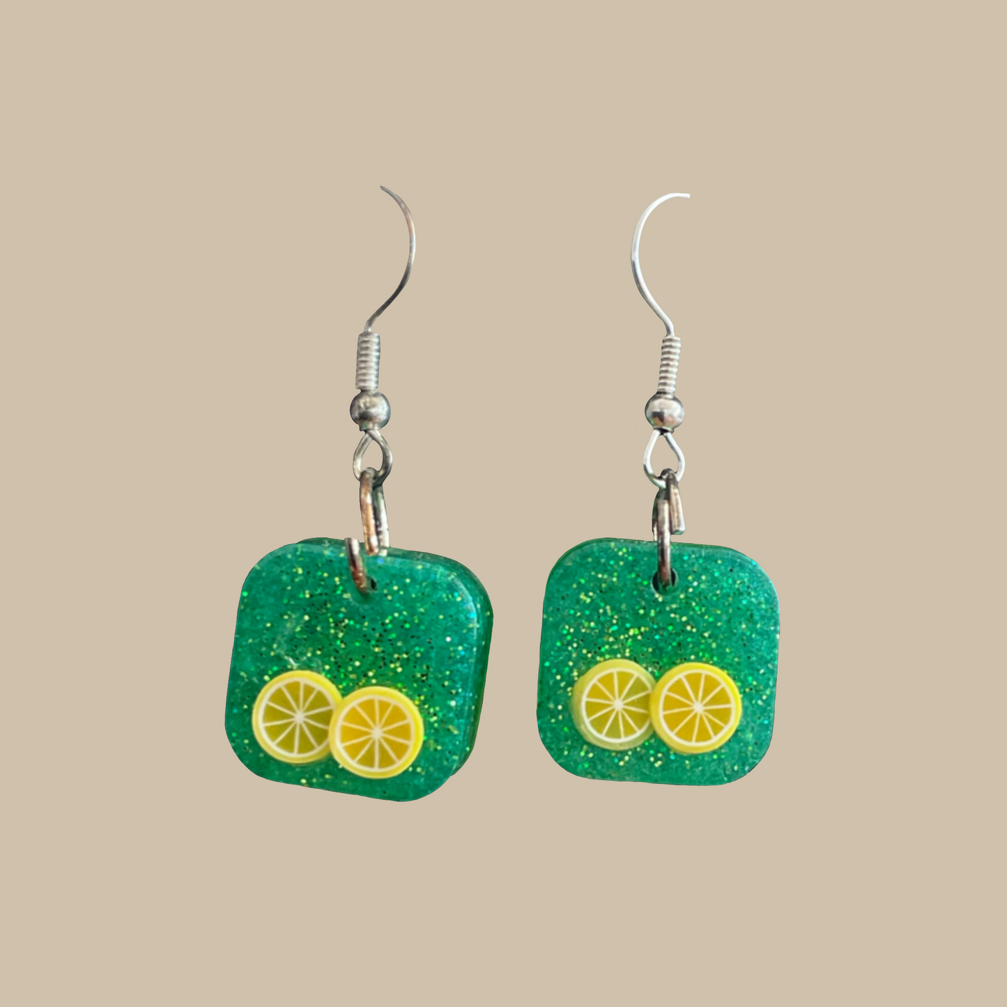 Unika handgjorda örhängen med citronmotiv. Färgglada, lekfulla och perfekta för sommarens outfits.