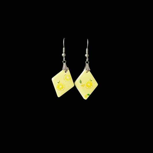 Handgjorda örhängen med citronmotiv i harts. Glada, färgstarka och unika smycken som sprider sommarkänsla.