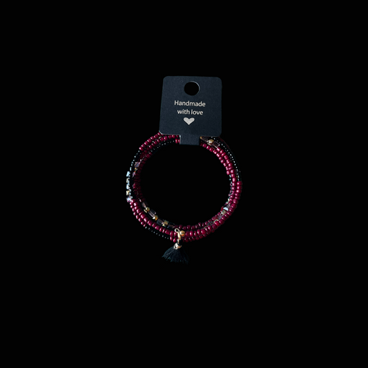 Crimson Spirit – handgjort armband i vinrött och svart med gyllene detaljer. Från kollektionen Viva – färgernas glädje. Unikt exemplar som kombinerar elegans och energi.
