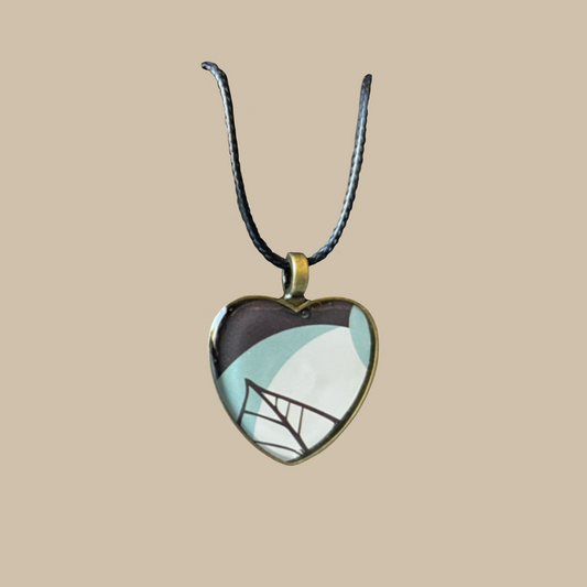 Handgjort halsband med grafiskt motiv i hjärtform. Stilrent och modernt smycke i nordisk design – perfekt för en minimalistisk look.