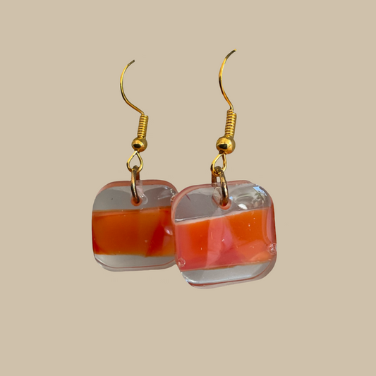 Handgjorda örhängen i transparent orange design. Lätta och moderna med varm och levande känsla.