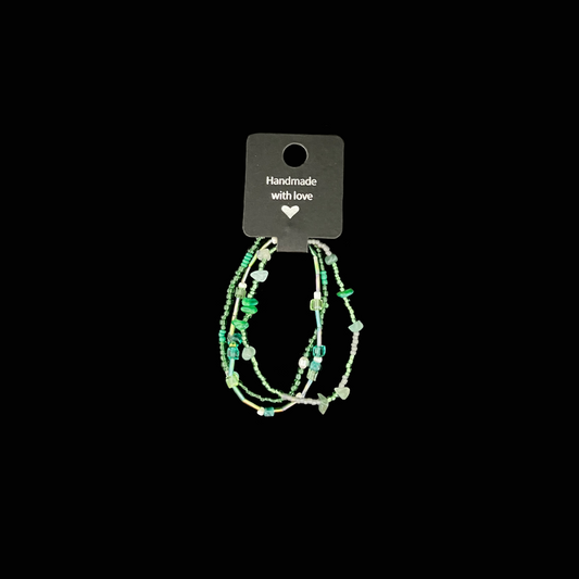 Emerald Flow - Grönt armband med pärlor och stenar – handgjort unikt smycke i naturnära design.