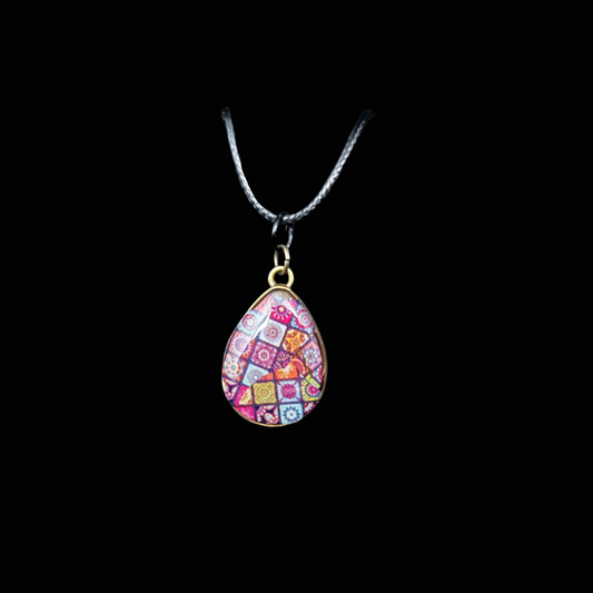 Unikt handgjort halsband i resin med färgstarkt mosaikmönster. Ett smycke som sprider glädje och personlighet – från kollektionen Viva – färgernas glädje.