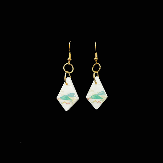 Handgjorda örhängen i resin med landskapsmönster. Unik design i grönt och guld – stilrena och eleganta smycken från Louise.
