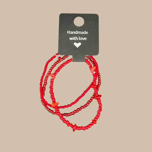 Handgjort rött armband med starkt uttryck. Ett statement-smycke som ger energi och karaktär.