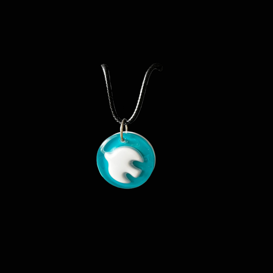 Handgjort halsband med vit fredsduva på turkos bakgrund. Ett symboliskt smycke för fred, hopp och harmoni.