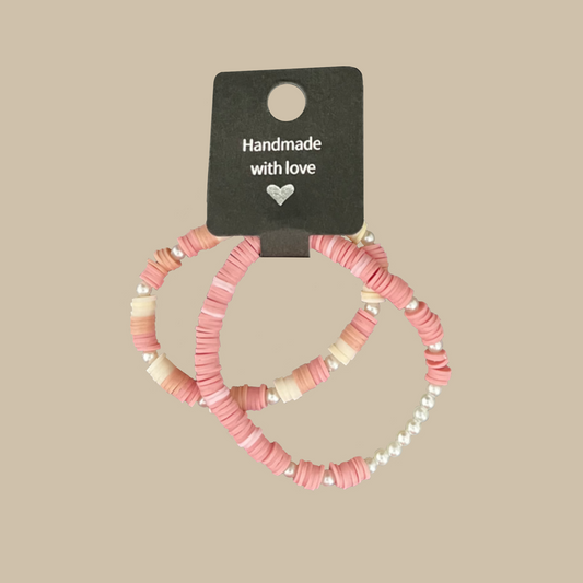 Handgjort rosa armband med pärlor. Ett romantiskt och unikt smycke som ger färg till din stil.