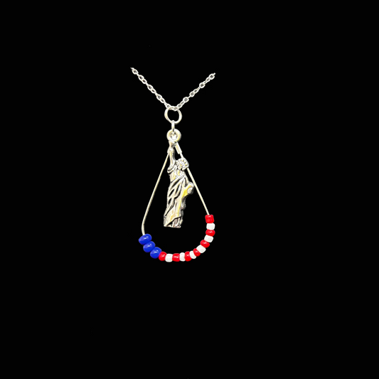 Handgjort halsband med Frihetsgudinnan – ett smycke med budskap om mod och frihet. En unik del av kollektionen Voyage.