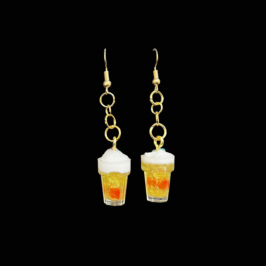 Roliga örhängen ölglas – handgjorda smycken för fest, after work och vardag med humor. Unika accessoarer som sprider glädje.
