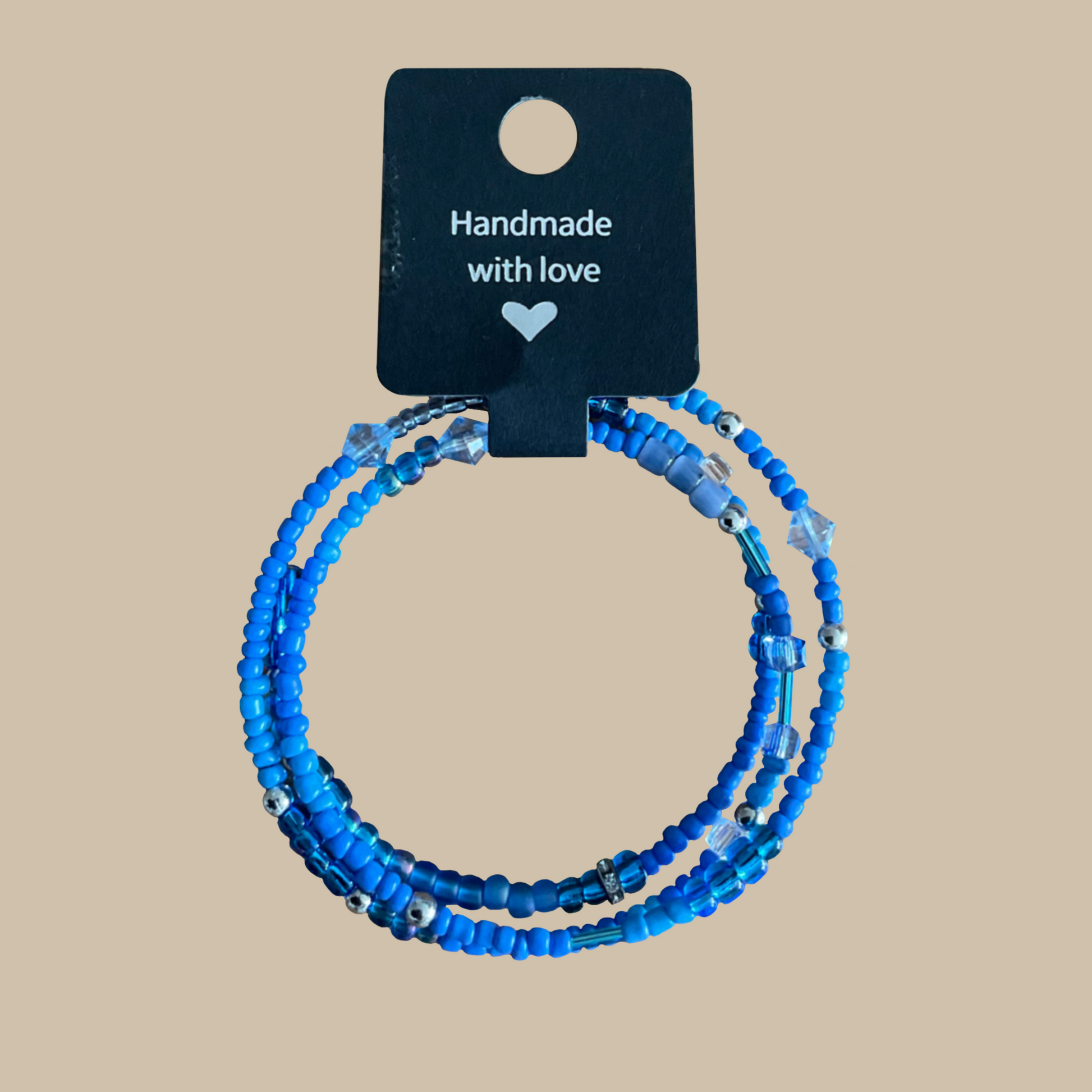 Unikt handgjort armband i blå nyanser och glittrande pärlor. Inspirerat av hav, sommar och ljusa dagar.