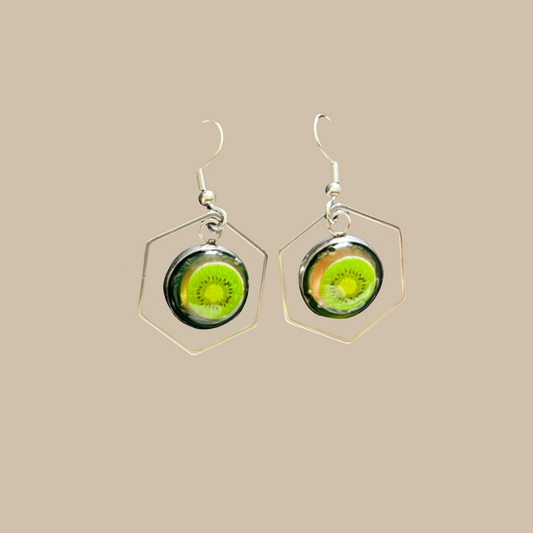 Färgglada örhängen med kiwi-design i modern form. Handgjorda och unika – perfekta för en lekfull och trendig stil.