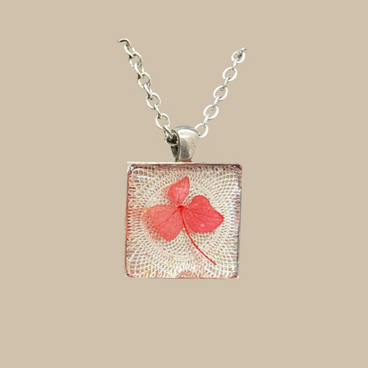 Elegant handgjort halsband med rosa blomma och skimrande detaljer. Ett romantiskt smycke i endast ett exemplar.