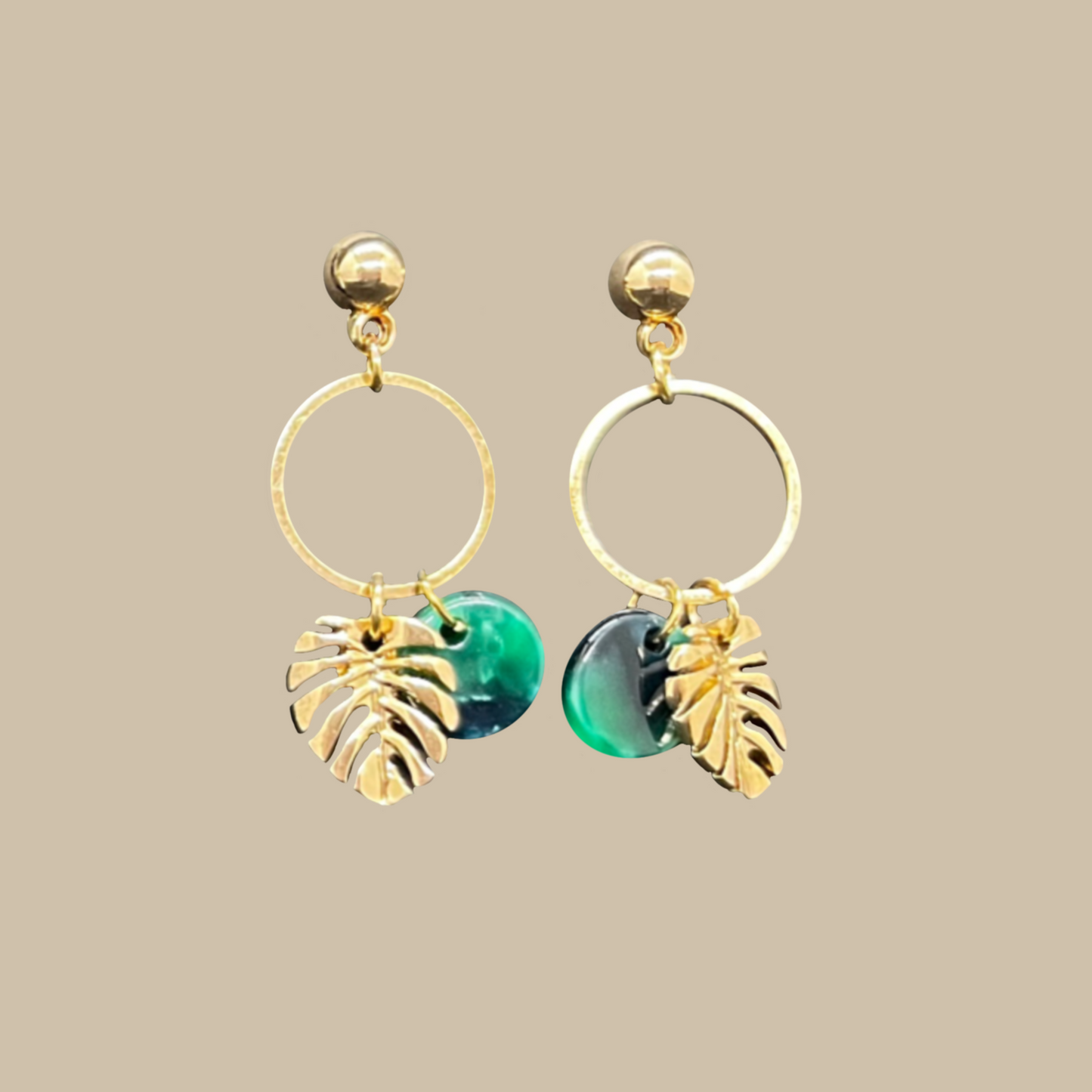 Listeria är eleganta örhängen med gyllene blad och gröna detaljer som ger en fräsch och modern känsla. De är tillverkade av återvunnet material, vilket gör dem till både stilfullt och hållbart val. Perfekta att bära till både vardag och fest.