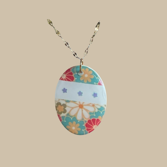 Färgstarkt handgjort halsband med blommiga detaljer och retrokänsla. Ett lekfullt och unikt smycke.