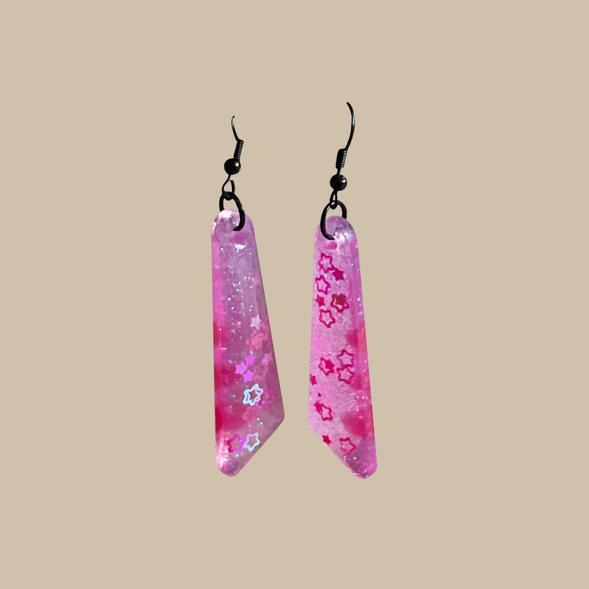Handgjorda rosa örhängen med stilren design. Lumi är ett mjukt och feminint smycke som passar både vardag och fest.