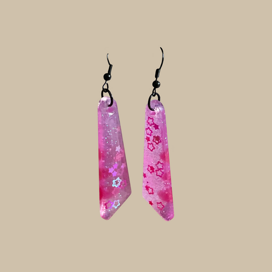 Handgjorda rosa örhängen med stilren design. Lumi är ett mjukt och feminint smycke som passar både vardag och fest.