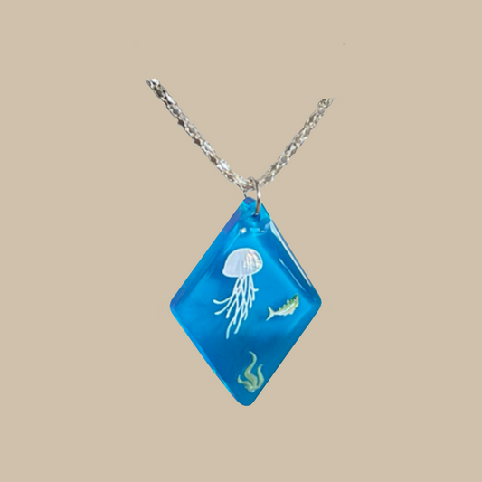 Unikt handgjort halsband inspirerat av havet med blå toner och små marina detaljer. Lekfullt, drömskt och helt unikt.