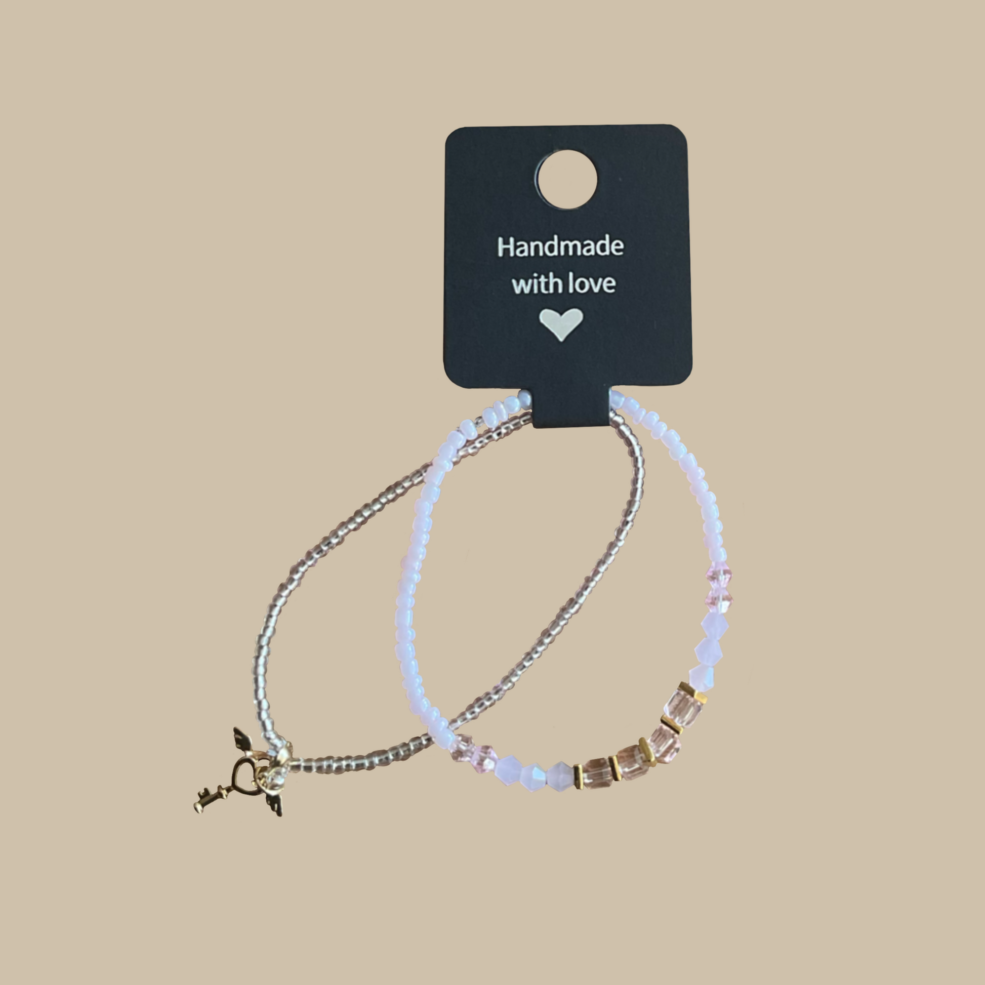 Unikt handgjort armbandset i rosa och silver med skimrande pärlor och elegant känsla.