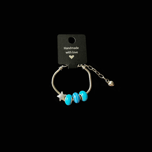 Ocean Dream – handgjort turkost armband med sjöstjärna. Unikt smycke från kollektionen Voyage, inspirerat av hav, sommar och frihet.